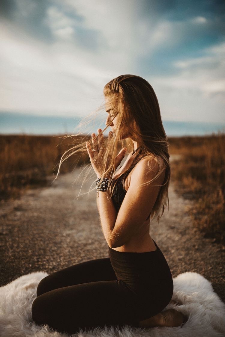 7 τρόποι να μη χάσεις την πρακτική της Yoga στις καλοκαιρινές διακοπές